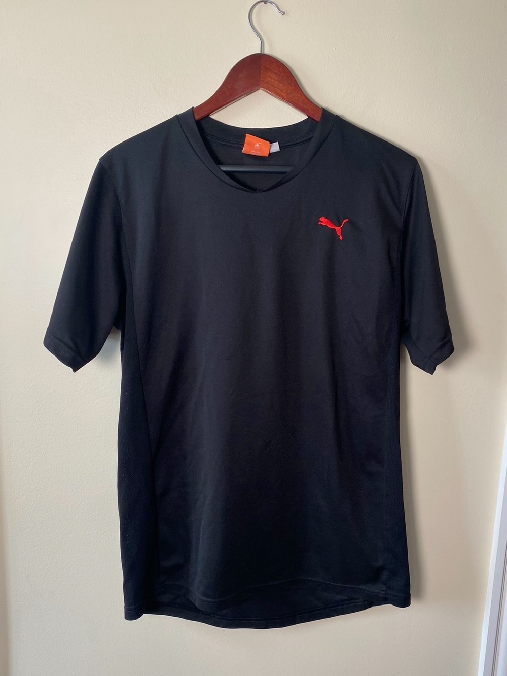 Puma Men’s Athletic Black Short Sleeve T-shirt Red Logo Size Large